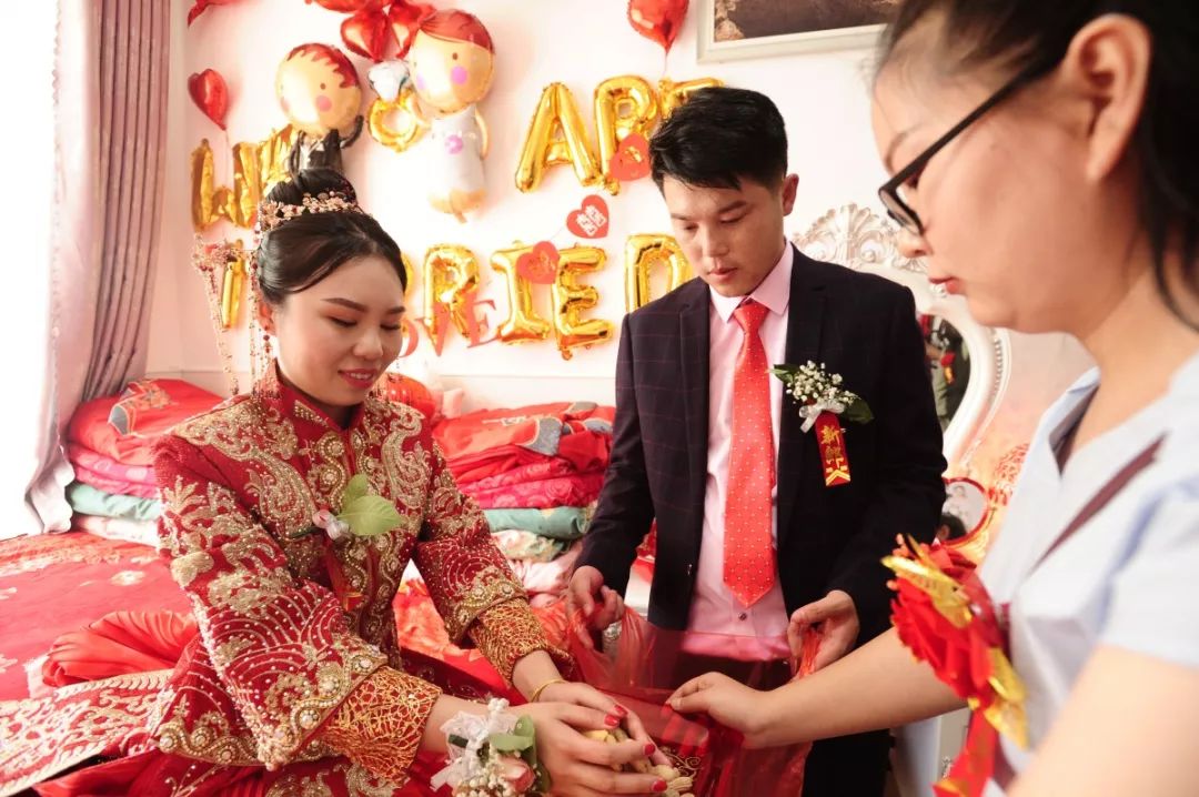 三胞胎结婚新郎认错,三胞胎同时出嫁