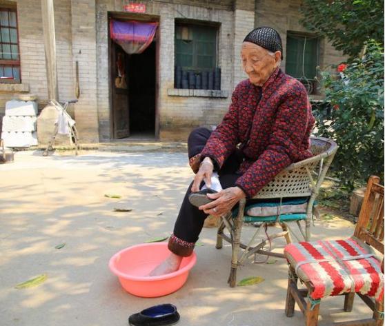 6岁为“美”被迫缠脚：三寸小脚走到百岁，看这位奶奶活成啥样子