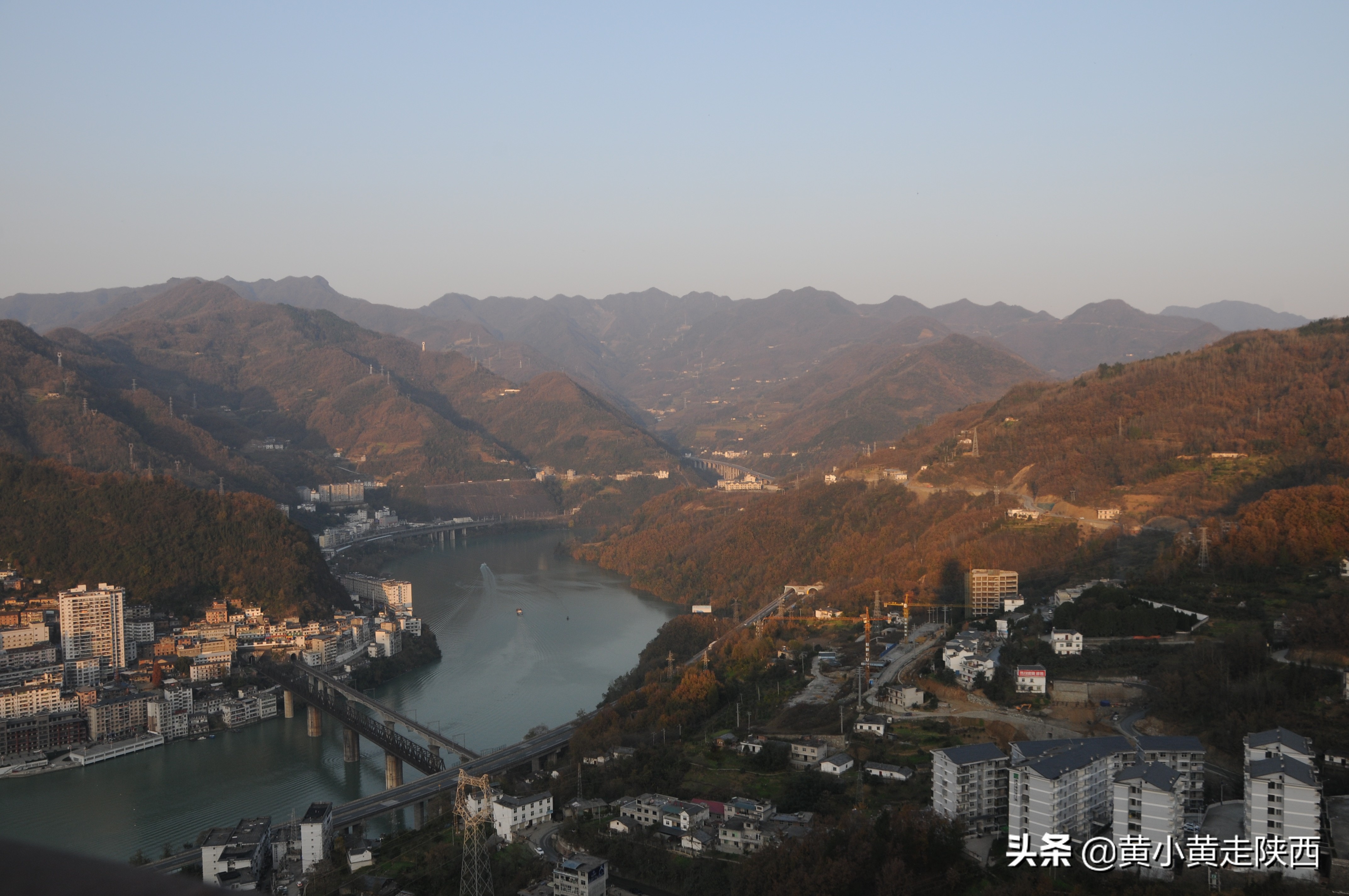 陕*藏西**了座“湘西小城”,人们一出门就爬坡,坐船比走路多