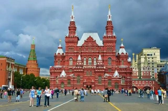 1941年莫斯科红场阅兵珍贵影像,漫天飞雪中的红场阅兵