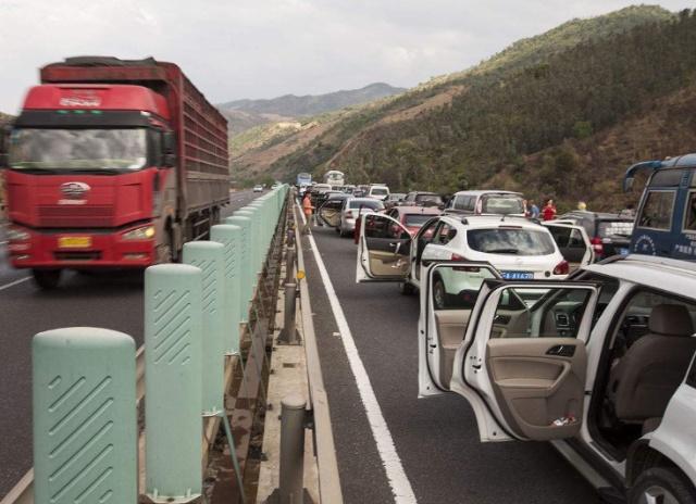 高速路上堵车了想小便怎么办,堵车怎样解决小便