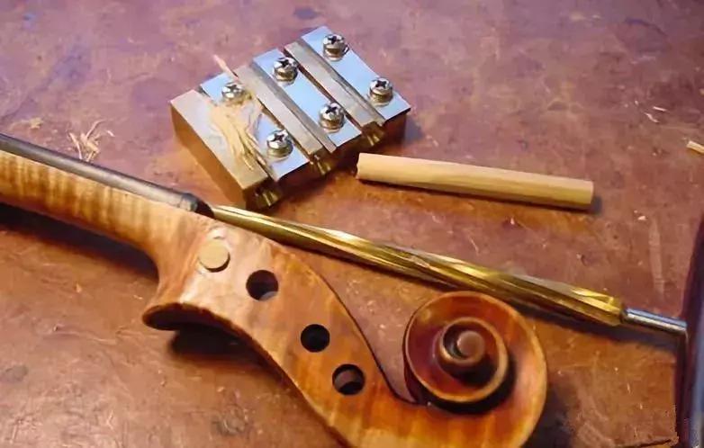 琴弦轴太紧拧不动怎么办,怎样把琴弦调松一点