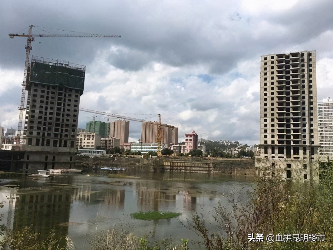 学府路烂尾楼图片,学府路烂尾小区