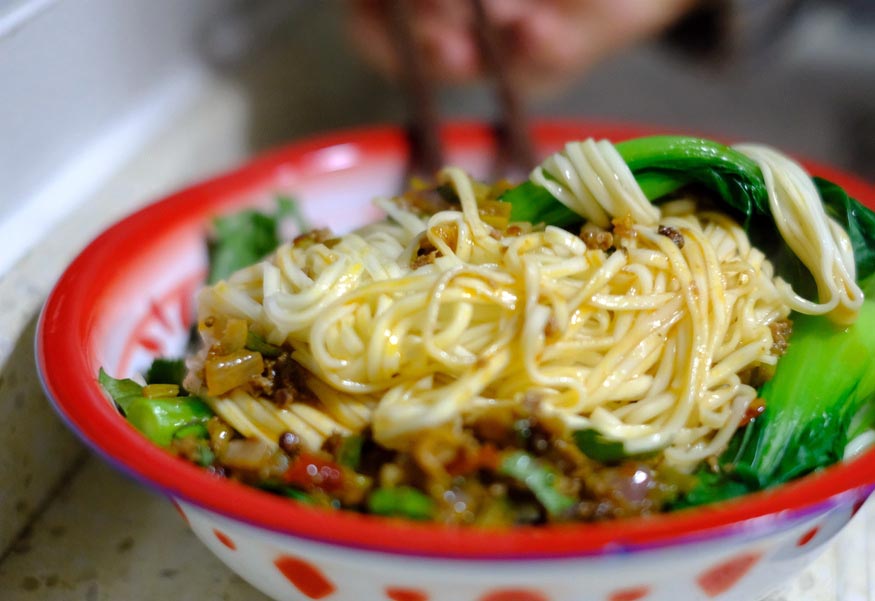 川菜大师教的葱香牛肉面，香辣过瘾，比麻辣小面更好吃