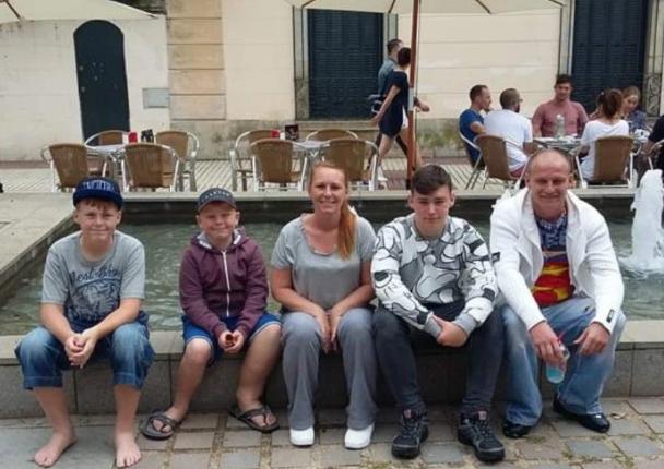 澳洲一女子度假前修眉变“修没”，补救后像愤怒的小鸟，不敢出门