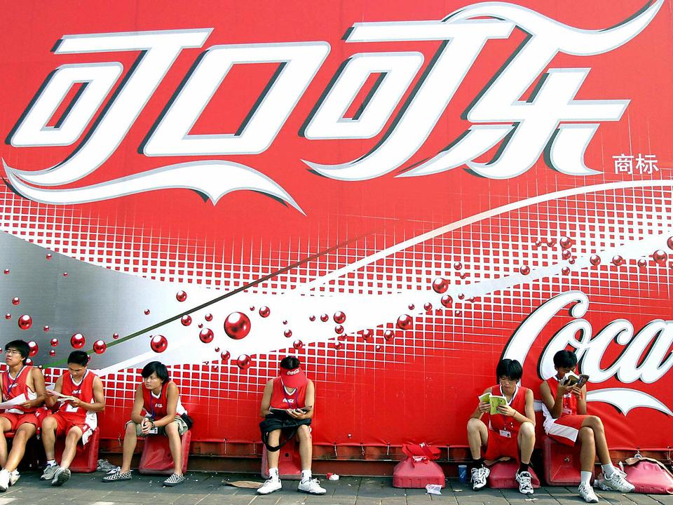 可口可乐透过瓶子看世界,可口可乐在中国的第一个广告