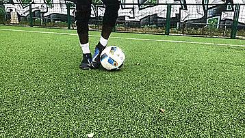 五个最简单实用的足球过人技巧,过人技巧足球简单实用教学