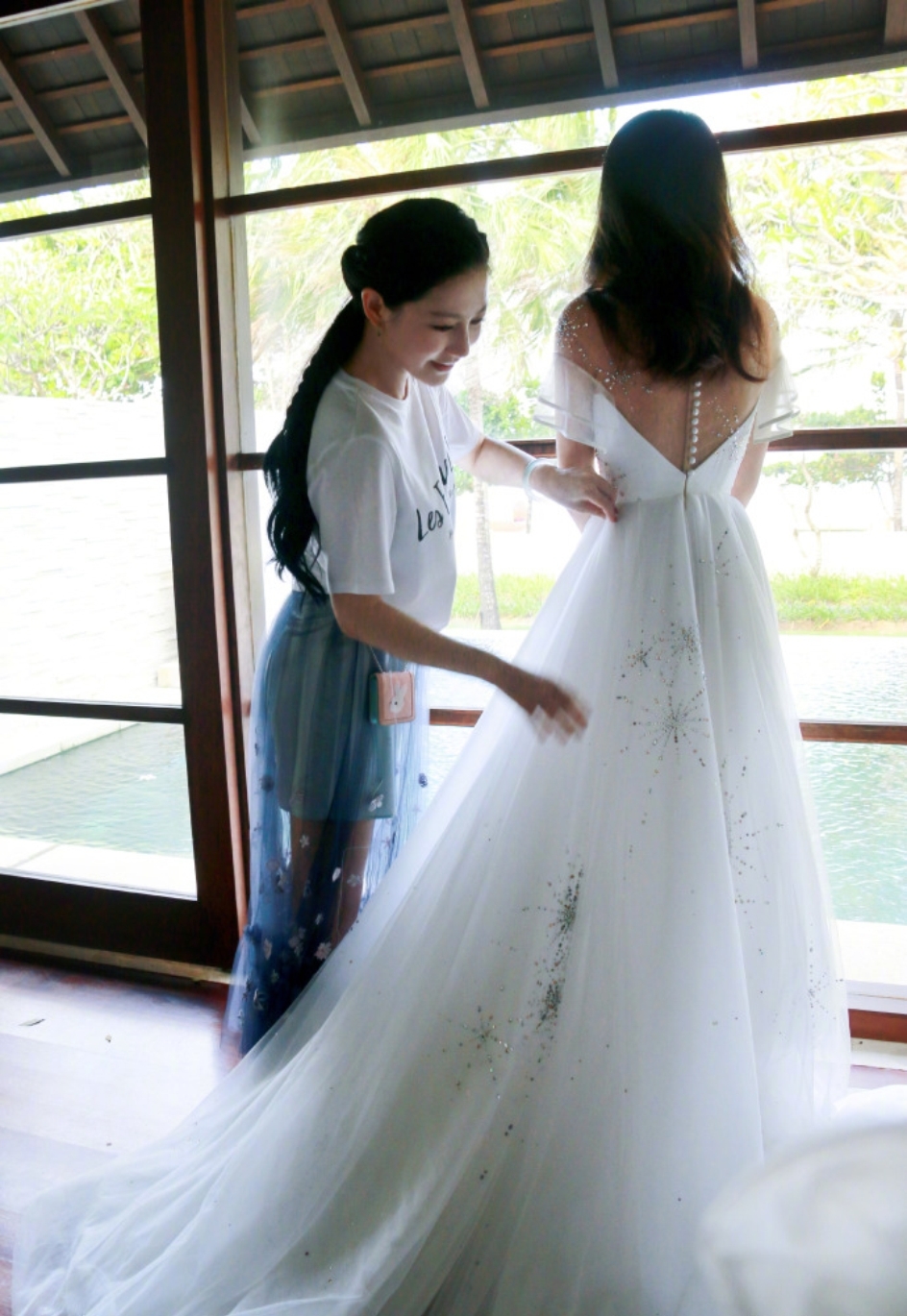 昆凌和唐嫣的婚纱哪个更好看,明星婚纱郭碧婷