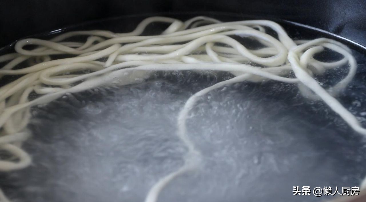 1斤面粉1个鸡蛋教你在家自制拉面,普通面粉拉面的做法全过程