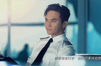 想了解飞行员？可以先从他的包入手