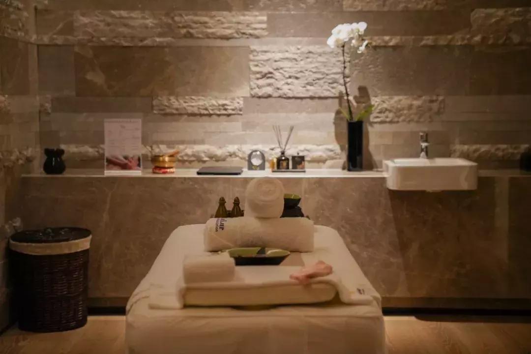 睡进这间藏身青山湖边的理想酒店，一起探寻临安城的悠居岁月~