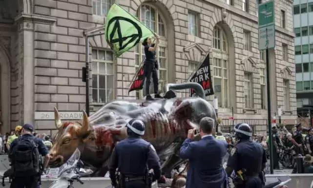 伦敦大混乱！*威示**者“血染”财政部，躺尸唐宁街，这是要上天？