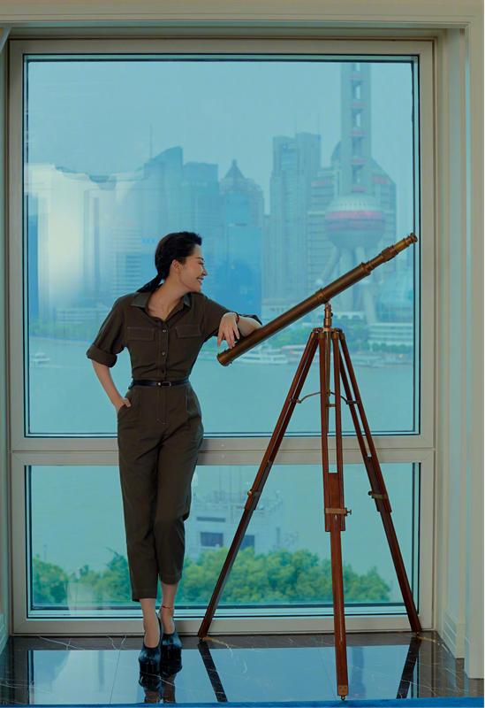 许晴头戴红帽身穿长裙,许晴穿白色西装裙