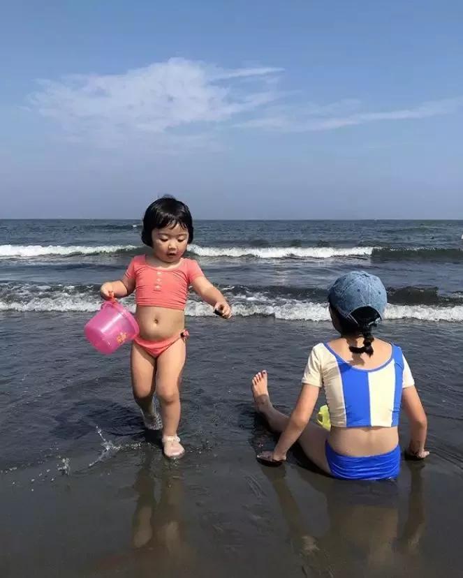 晒女儿搞怪丑萌照,亲妈狂晒女儿丑照