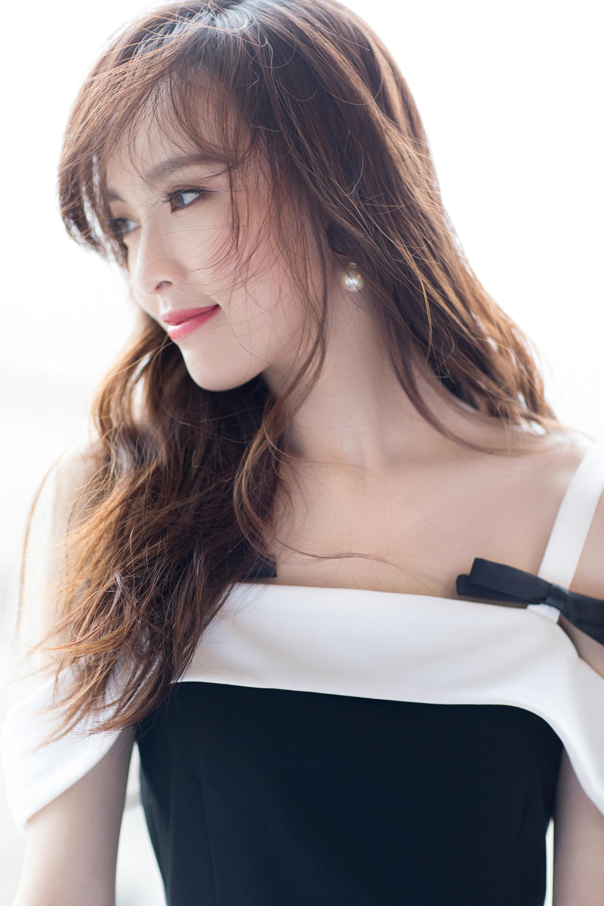 唐嫣晒出一组时尚美照,唐嫣年轻时候抹胸礼服