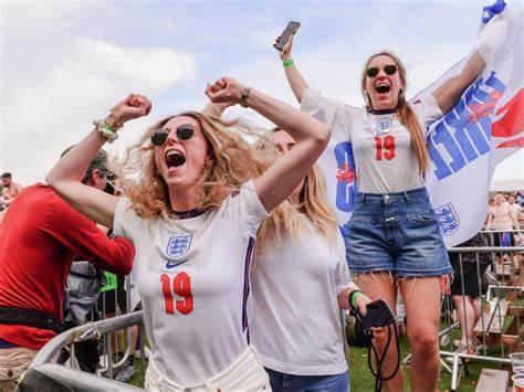 英国女记者穿英格兰球衣去酒吧看欧洲杯屡遭闭门羹，喊话自豪感呢