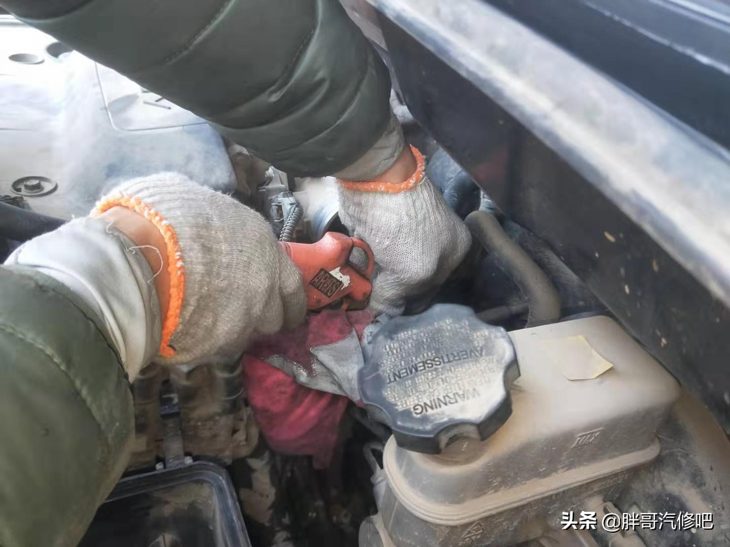 暖风防冻液怎么清洗,防冻液用了一段时间没颜色了