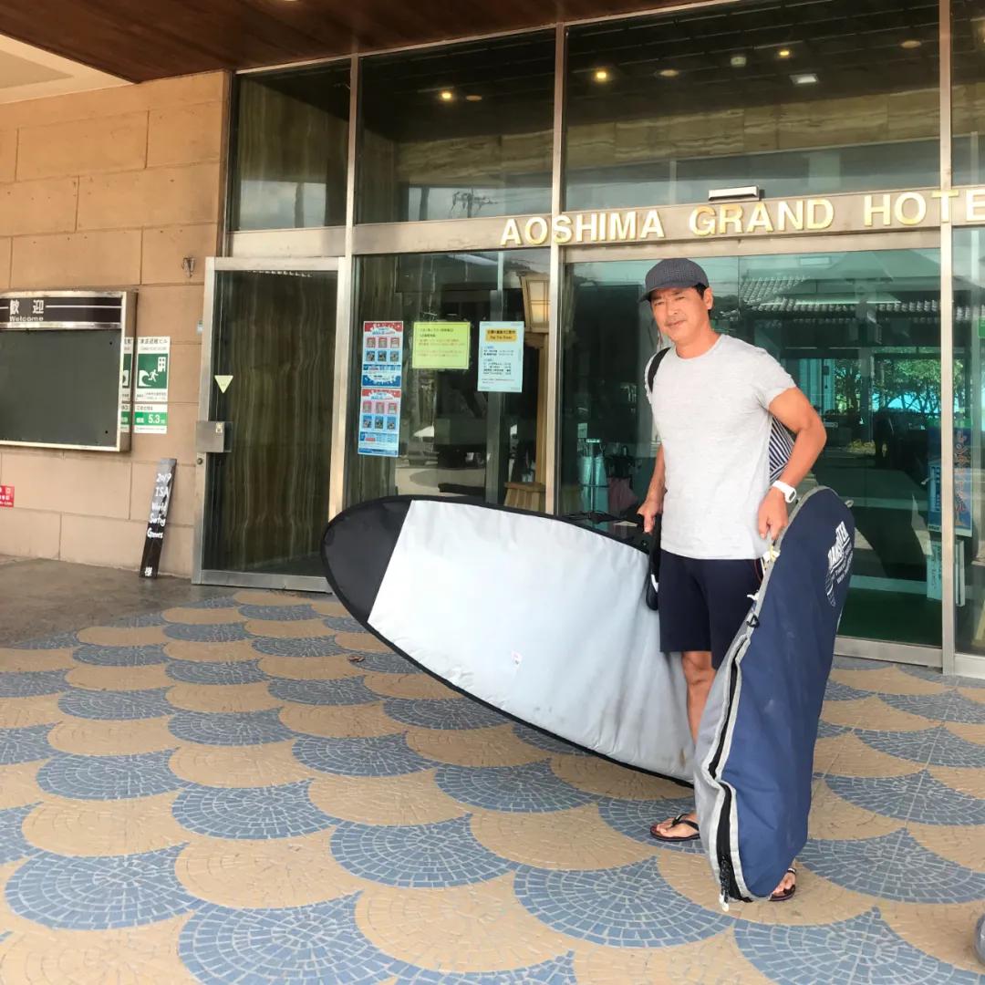 自称“18岁”日本大叔为冲浪定居海南11年：我是海南人了