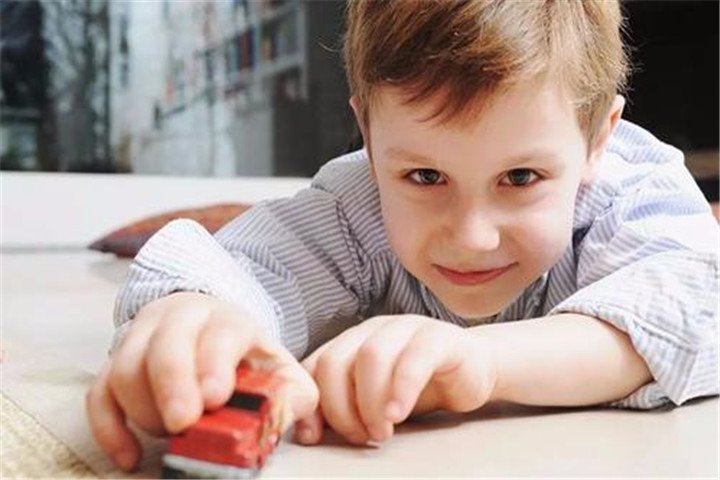 小孩子一急就咬人怎么办,三岁小孩一急就咬人怎么教育