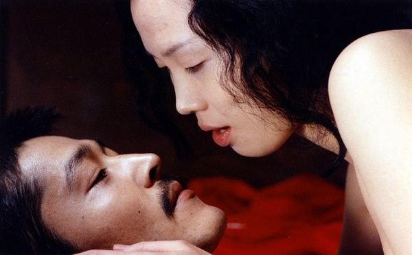 艺妓变成佣人，主人看上艺妓，倾倒于肉体，醉心于欲望