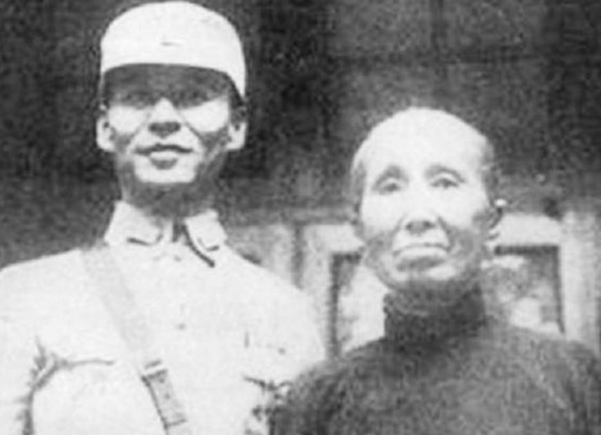 双枪老太婆沦为女匪，*杀虐**我军代表，毛主席特批枪毙并善待其后人