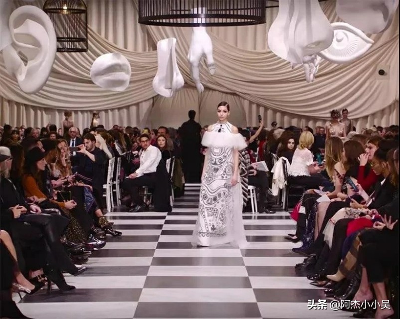 黑白极简瓷砖推荐,黑白瓷砖卫生间图