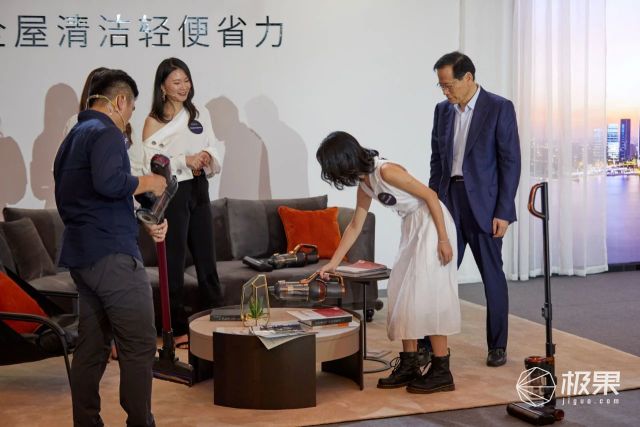 手持吸尘器做家务视频,轻便小巧大吸力吸尘器