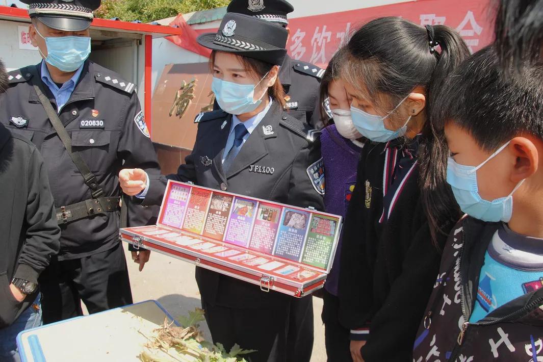 开学季百警坚守护学岗,开学季警察蜀黍温馨寄语