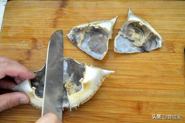 吃螃蟹的6个步骤简直完美,怎么处理螃蟹做葱姜梭子蟹