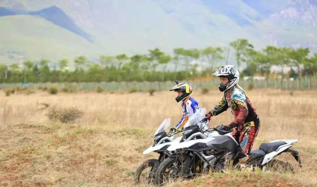 凯越500x摩托车一万公里保养,21款凯越500x经典版和珠峰版