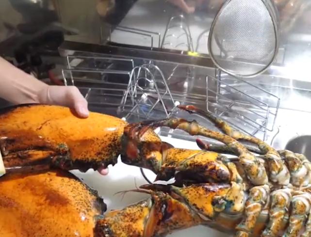 日本小哥花钱购买海虾，钳子肉很饱满，蘸上酱料吃太过瘾