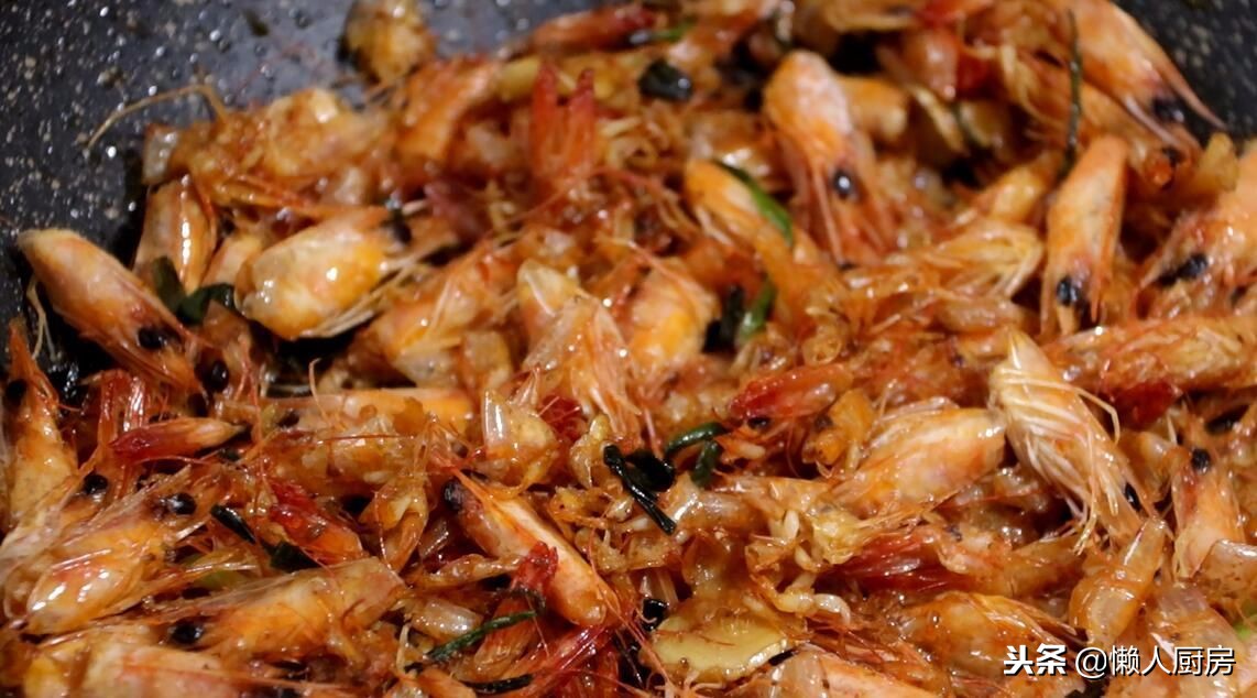 剥完虾仁，壳儿不要扔，这样简单一做，比浓汤宝还鲜，简单又好学