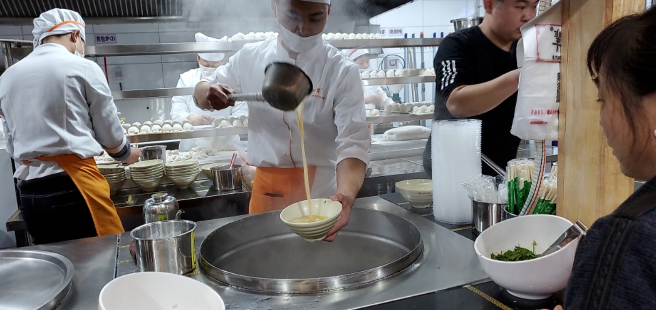 两个大男人搁郑州东区，剋永城牛肉水煎包子，一啸咧十个跟玩的样