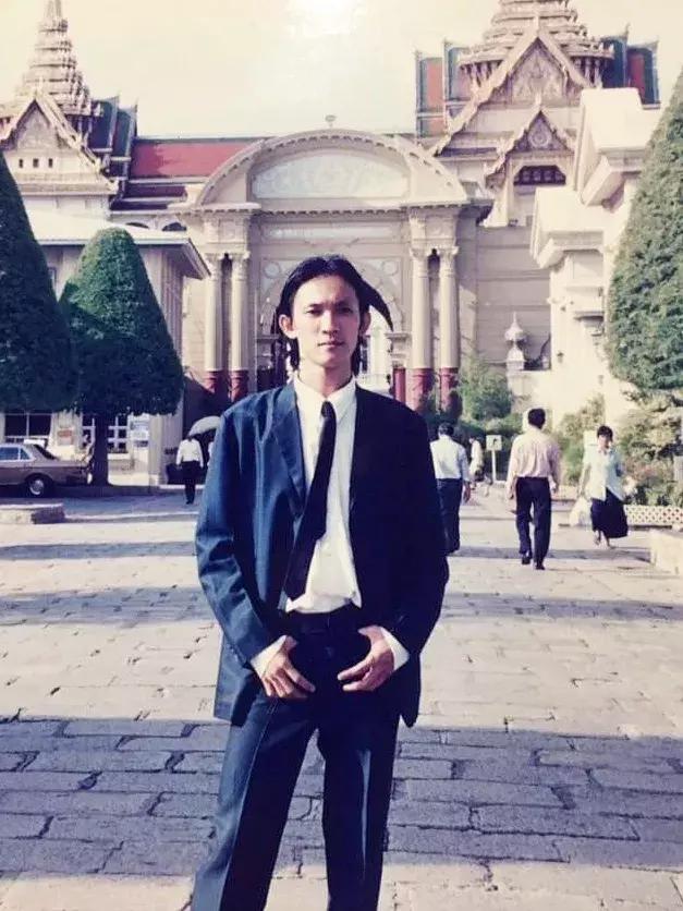 他卖掉豪宅搬进山洞，做出一个全世界风景最好的厕所