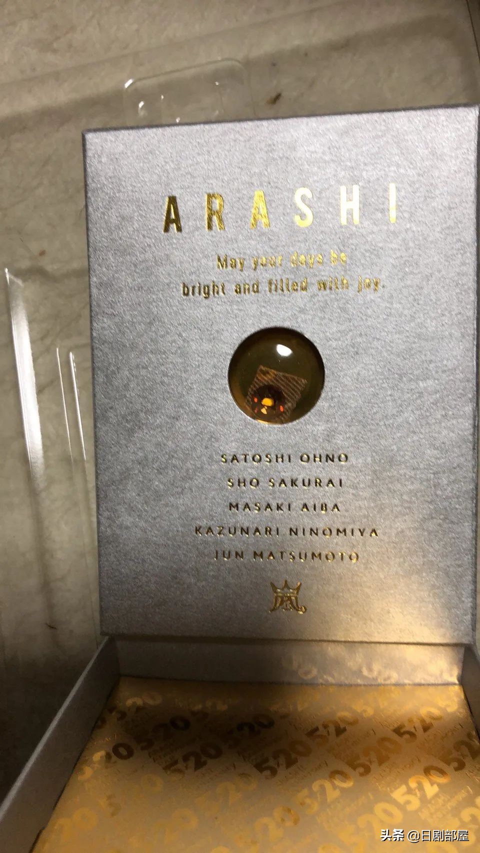 日本国民天团的暖心举动,送粉丝200万颗施华洛世奇水晶