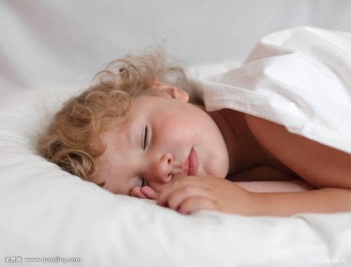 新生婴儿夜里一直哭个不停,婴儿一直哭要抱着才能睡怎么办