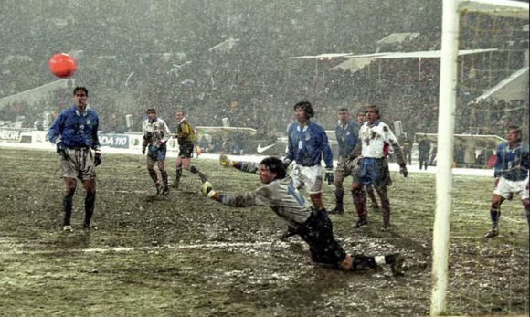 布冯意甲出场马尔蒂尼,马尔蒂尼和布冯谁伟大