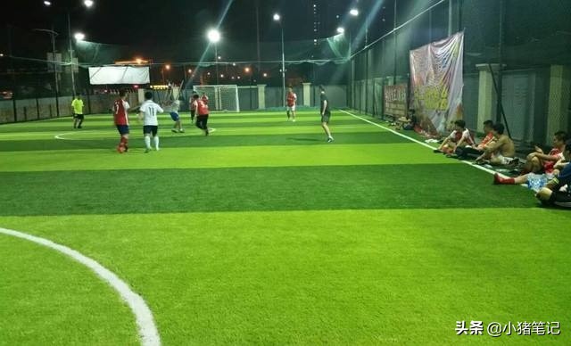 足球场的草坪标准尺寸,足球场每块草坪是多少尺寸