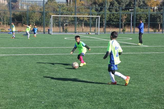 昆明青少年足球暑假培训班,昆明暑假儿童足球训练营封闭式