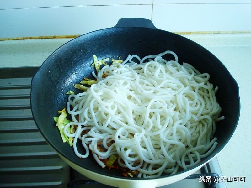 家常炒米粉简单又好吃,炒米粉怎么让不粘不坨又好吃