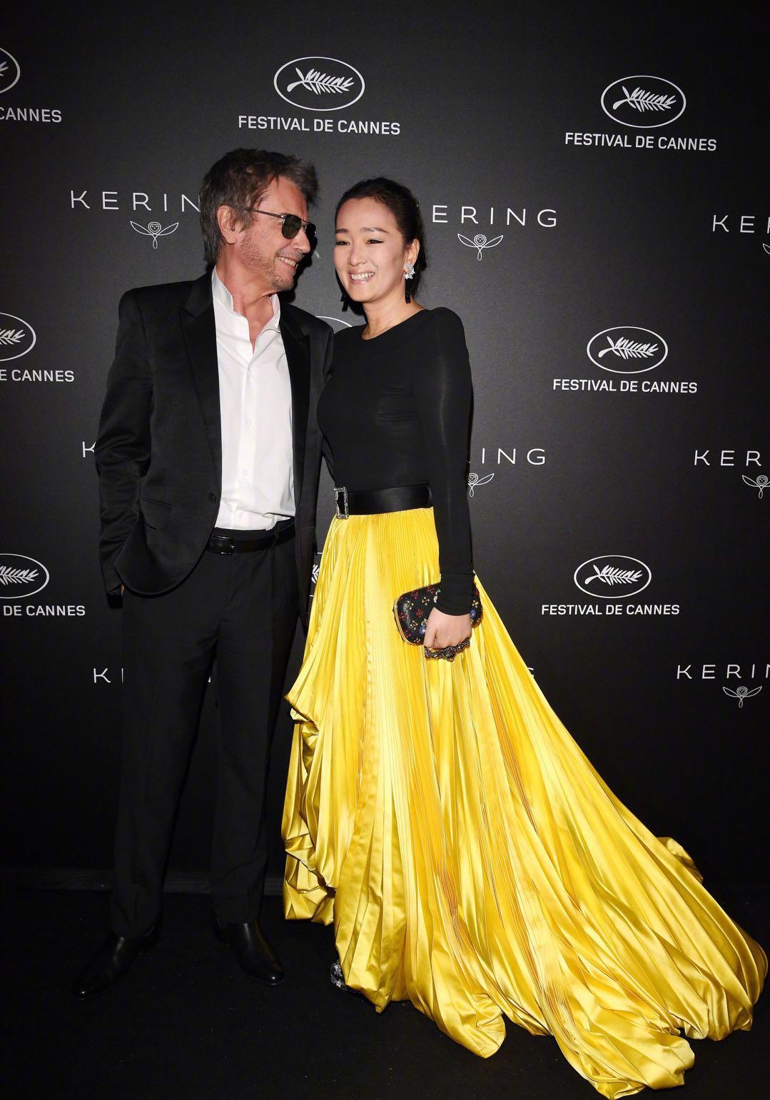 巩俐与丈夫甜蜜牵手威尼斯电影节,巩俐与71岁老公同框穿粉色裙