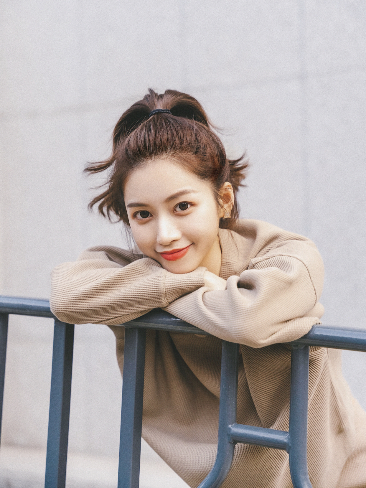 拍照好看的手部姿势,手部拍照100种姿势