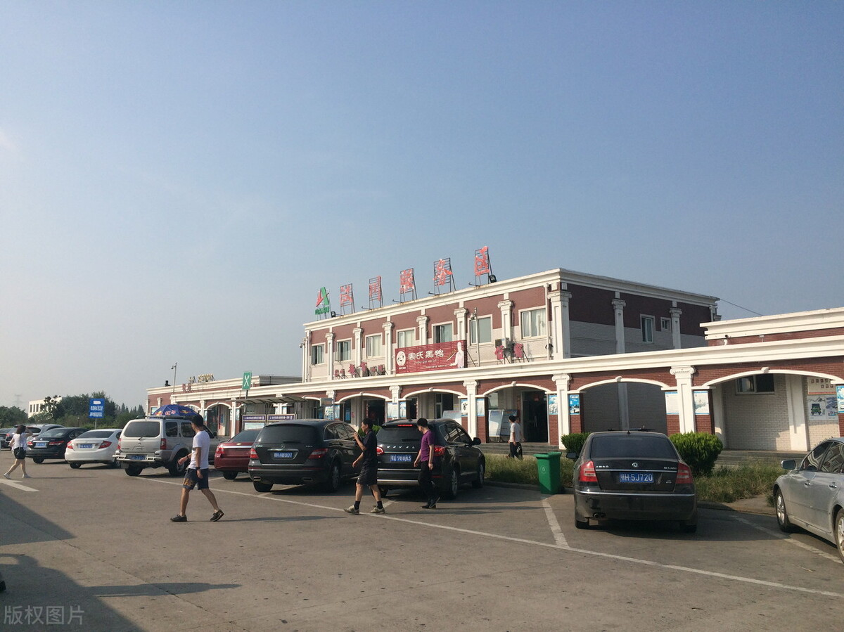 高速上在服务区睡一夜收费吗,在高速服务区睡一天会多收钱吗