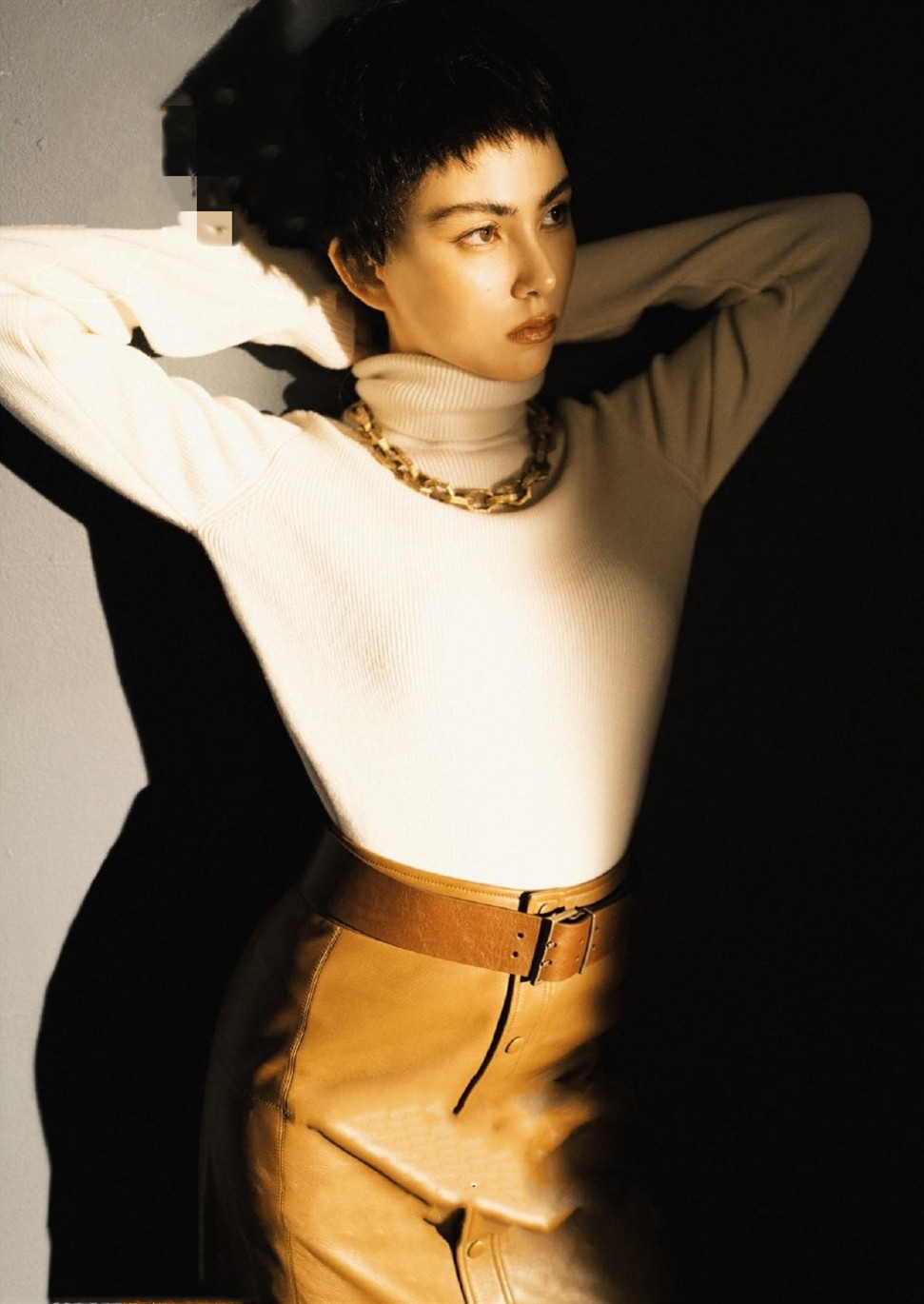 昆凌晒短发造型好酷炫,昆凌剪短发少女感十足