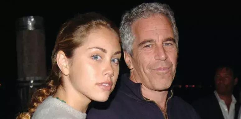 特朗普辩论中讽刺克林顿,特朗普惊天丑闻