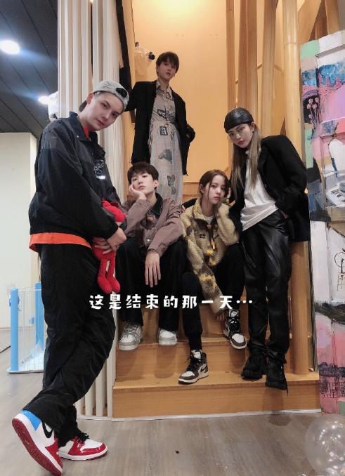 周扬青穿碎花裙摆pose秀好身材,周扬青穿露脐装照片