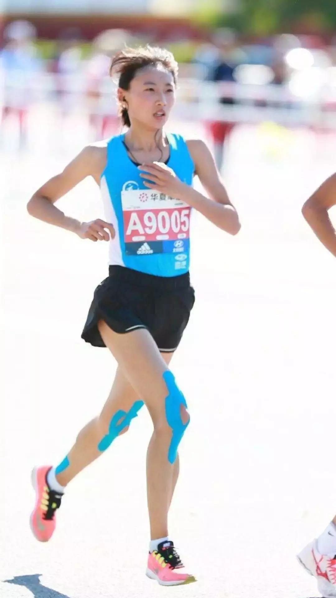 这个女生厉害了，用平均3分30秒的配速跑完上马