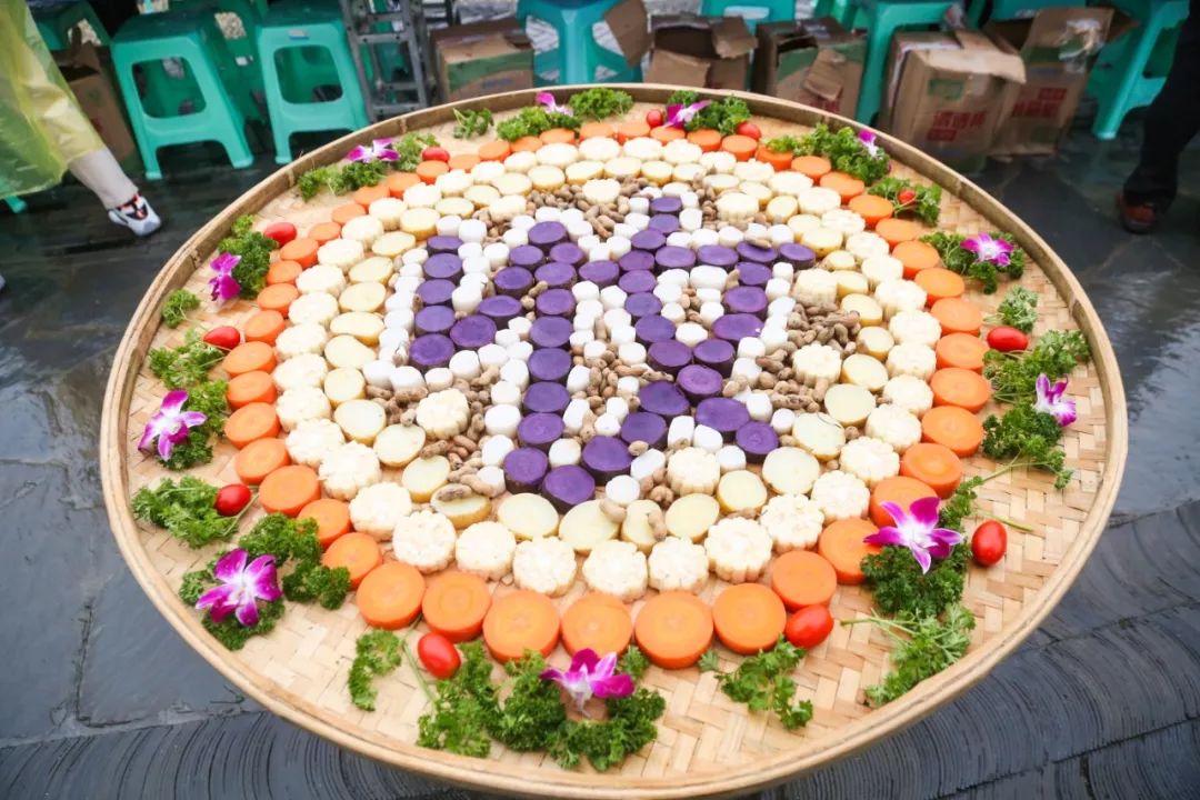 5万人PK酒量饭量胆量!这个饭局水陆两栖震撼上天