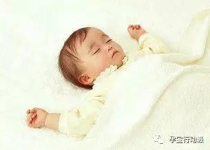 新生儿什么样的睡姿比较好,新生儿正确的睡姿是什么姿势图片