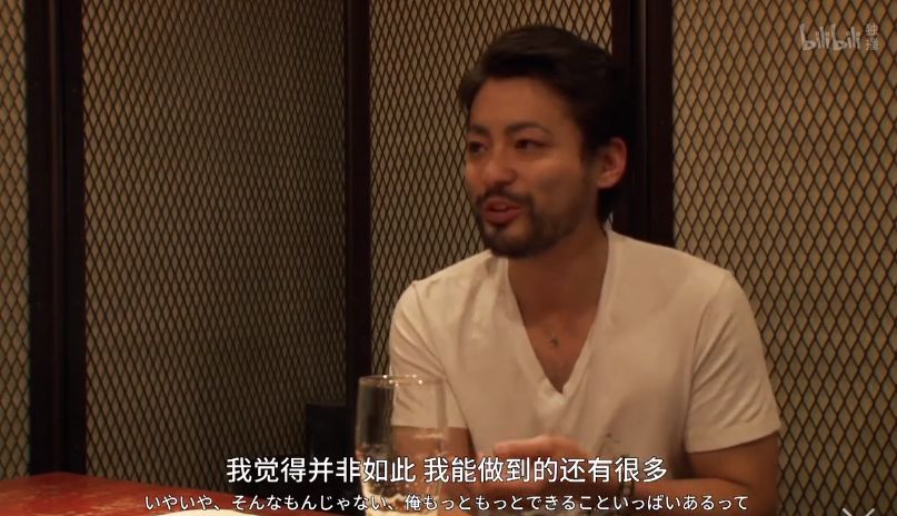 他拍沙雕广告、演AV导演,却是玩家公认的好演员|游戏人物传